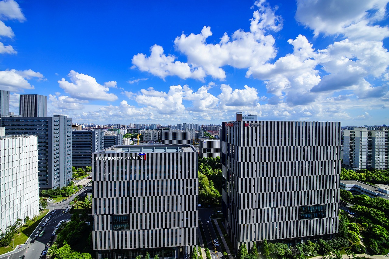 上海徐家汇体感温度超45℃，酷暑下的城市热岛