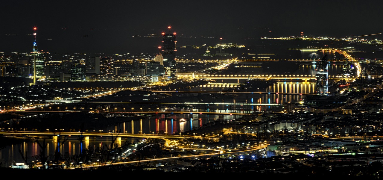 夜经济，这个在现代都市中越来越普遍的现象，正以其独特的魅力激发着消费市场的新动能。在这个充满无限可能的夜晚，人们从繁忙的工作中解脱出来，开始享受属于自己的时间。而夜经济，正是抓住了这个机会，通过一系列的创新和变革，让人们在夜晚也能享受到购物的乐趣，从而进一步激发了消费市场的新动能。