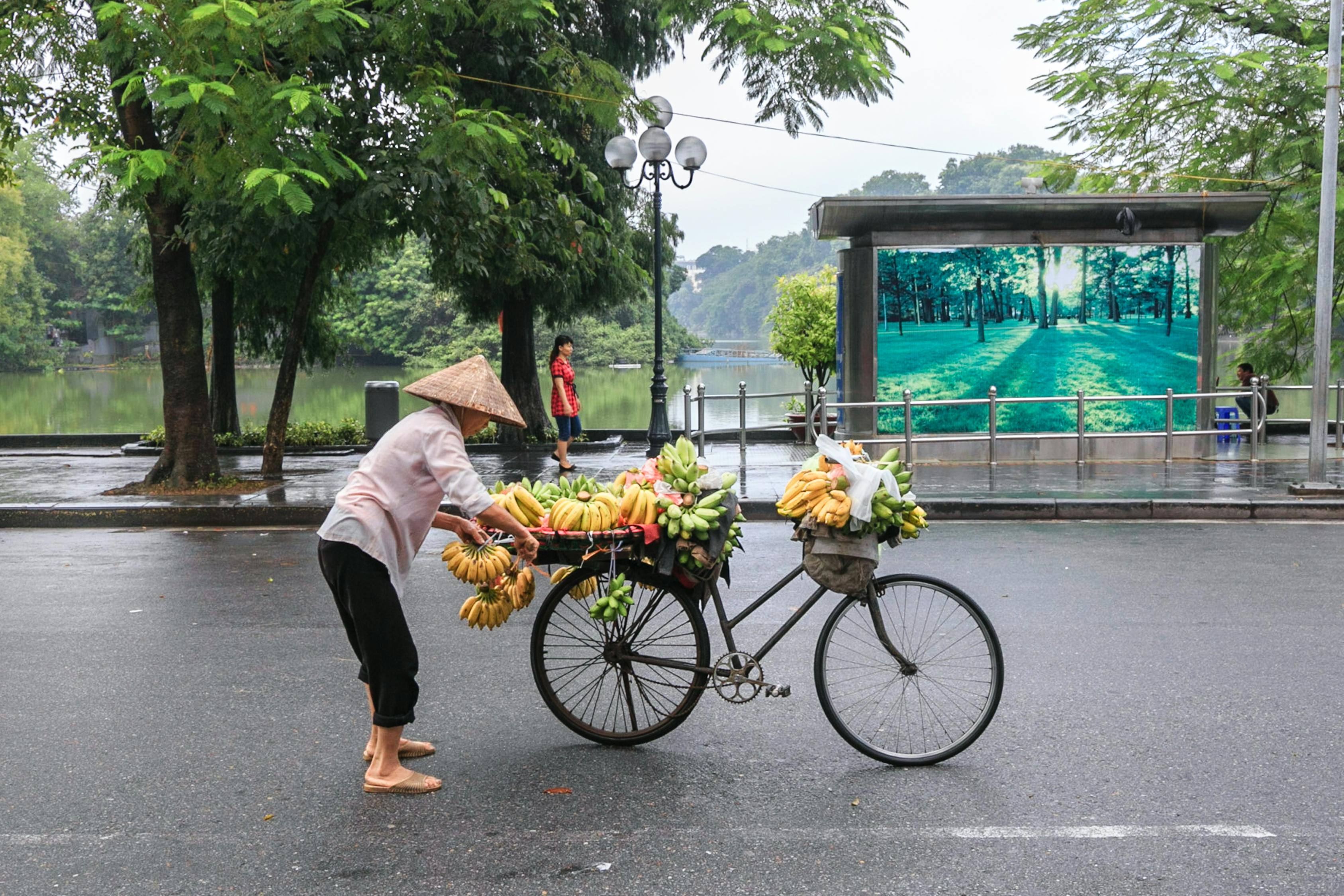 路虎女逆行追尾 狂扇小伙耳光