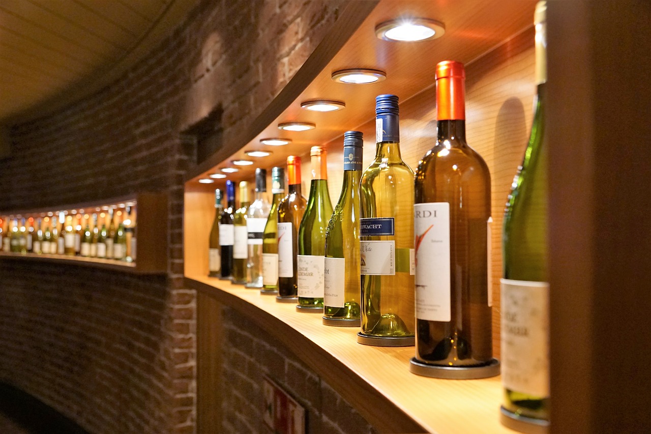 全面解析葡萄酒酒具，从选材到使用技巧，教你如何成为品酒达人！