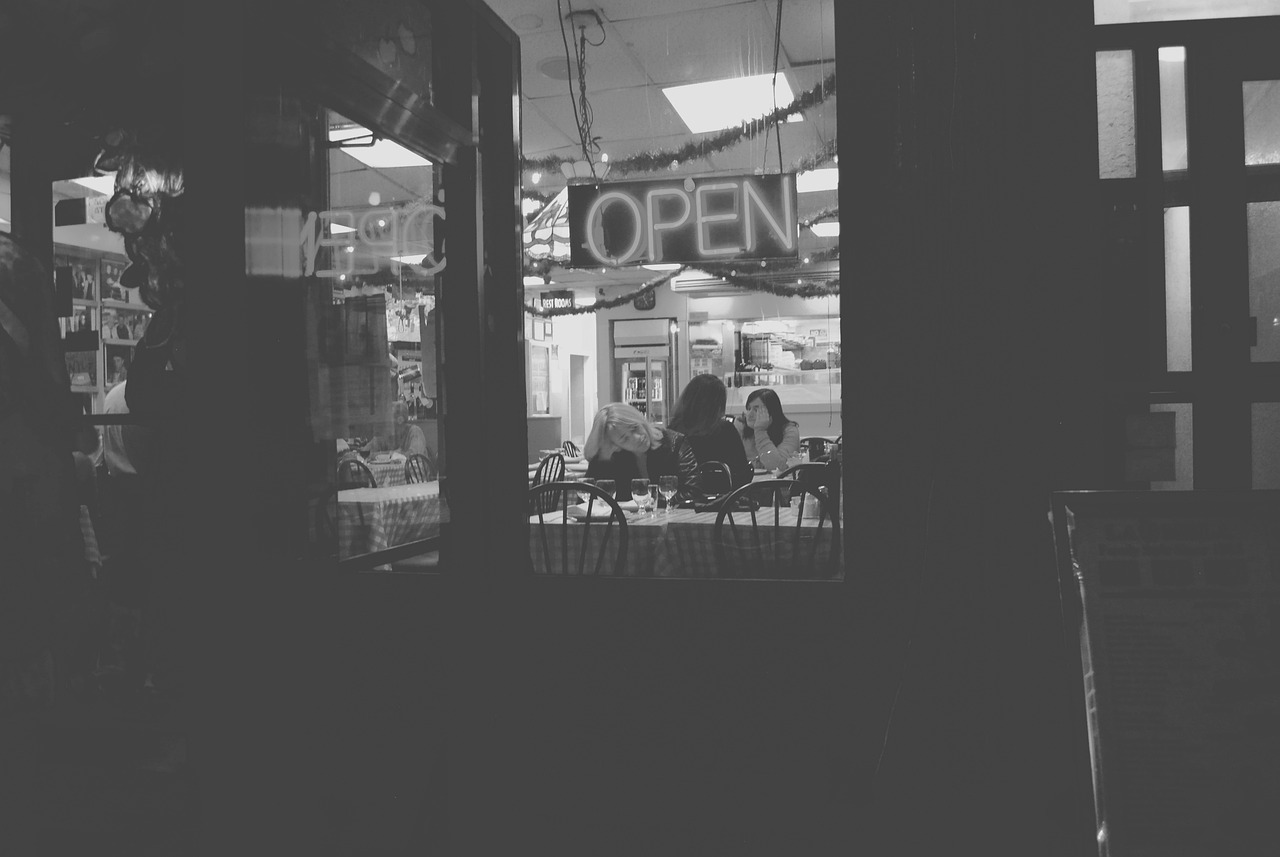 女子在酒店看电视被隔壁误投屏