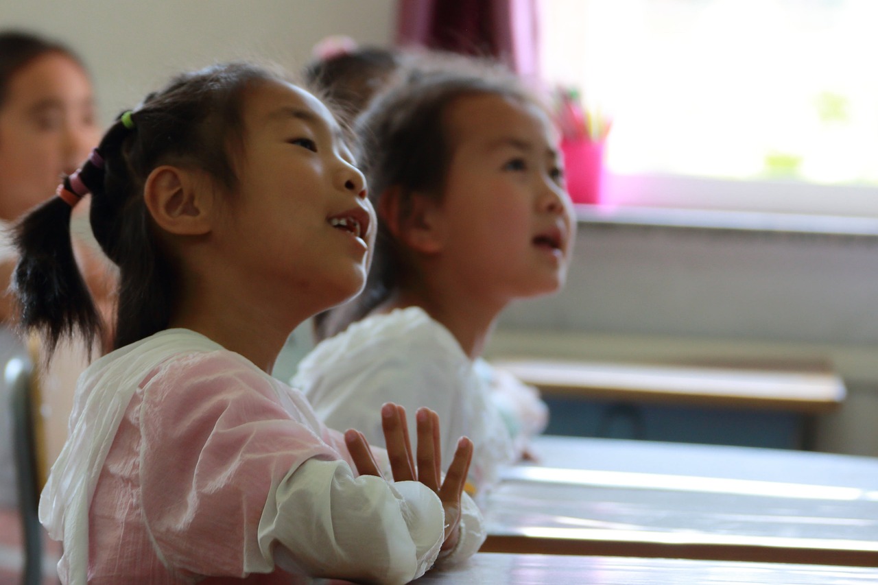 媒体评小学老师带儿子闯教室打学生