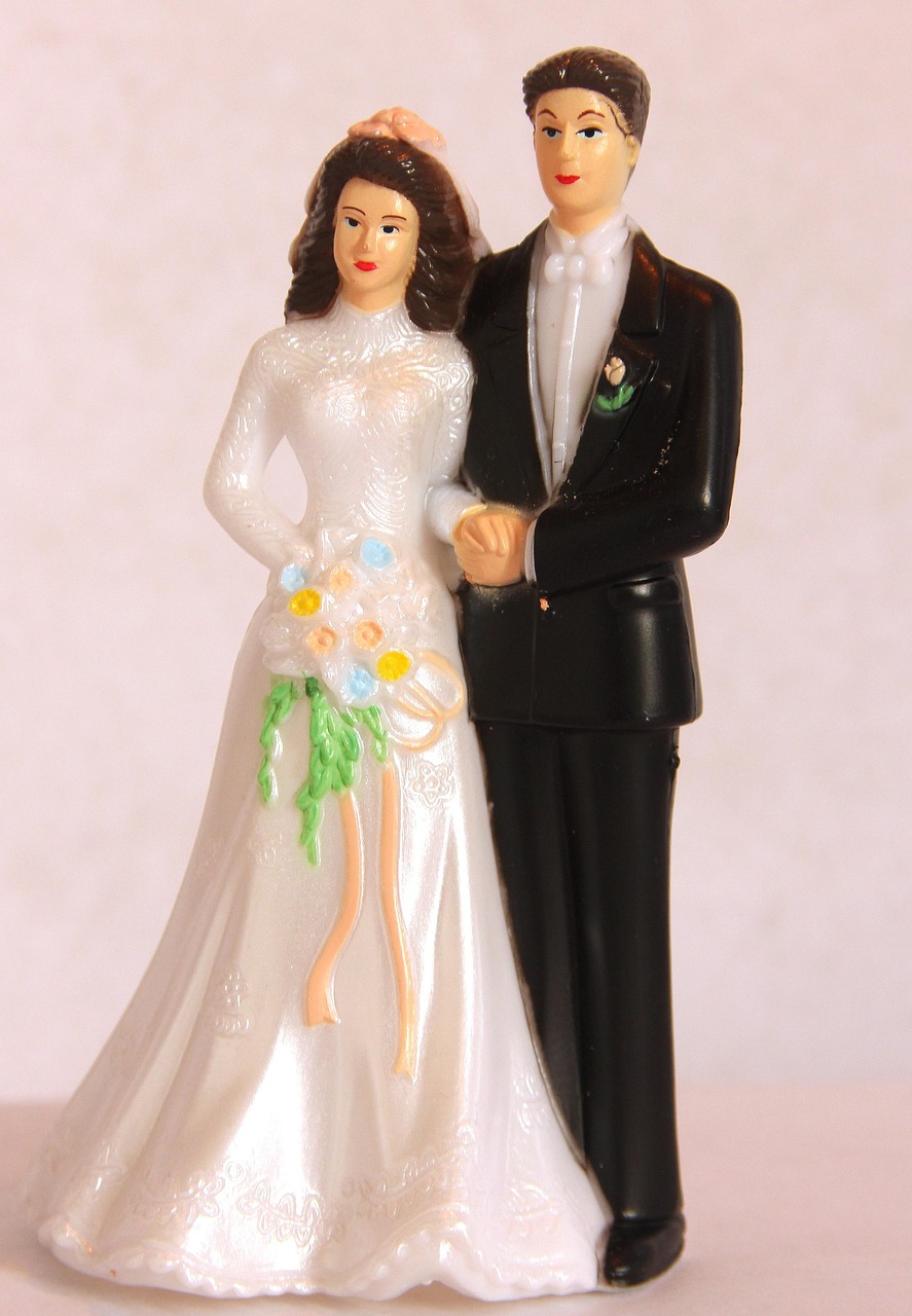 婚礼现场宾客们给新娘爸爸伴舞